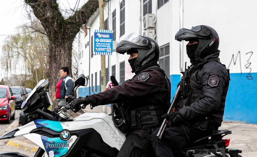 Profundizan los patrullajes policiales preventivos en los corredores escolares seguros de Alte Brown